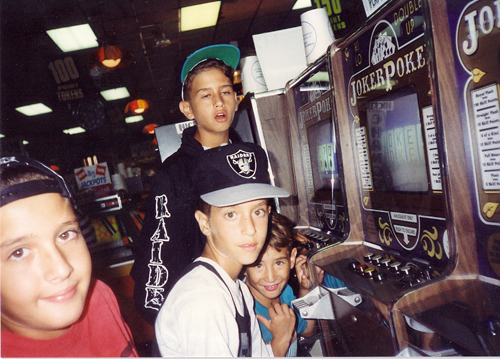 Роберт  Мизрахи, Мишель Мизрахи, Robert Mizrachi, left, Eric (top), Michael (in Raiders hat) and Donny Mizrachi always had a liking for all things cards, including this video poker game that was for entertainment purposes only.   Из биографии братьев. Детство.  Эрик Мизрахи, Дэниел Джек Мизрахи,  Сюзан Лофьер Мизрахи , MommaGrinder, Who's Boss, Robert Mizrachi, Full Tilt Poker, Семья Мизрахи, WSOP, турниры по покеру, PokerStars, мастера покера, профессионалы, игра в покер, биографии