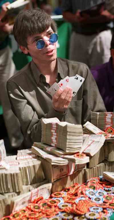 Стю Ангер, легенды покера,  Книжные особенности – цитаты Ангера Stu Ungar, One of a Kind, биографии, литература, книги о покере, WSOP, турниры по покеру, WPT, мастера покера, профессионалы, игра в покер, биографии  После того, как Ангеру исполнилось 21 год, он поехал в Лас-Вегас, для принятия участия в играх в джин с высокими ставками – он думал, что заработает целое денежное состояние для своих спонсоров 