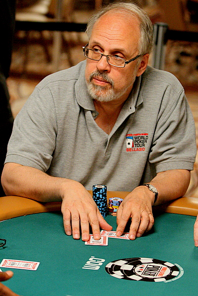 Дэвид Склански, David Sklansky, WSOP, начальные руки, руки в покере, стратегия, легенды покера, советы для начинающих, Рейтинг начальных рук Склански легендарный профессиональный игрок в покер. Обладатель трех золотых браслетов WSOP. Для улучшения понимания моментов стратегии, которые описаны в большинстве наших статьях, все первоначальные руки разделяются на группы по рейтингу рук Склански.биография, мастера покера,  