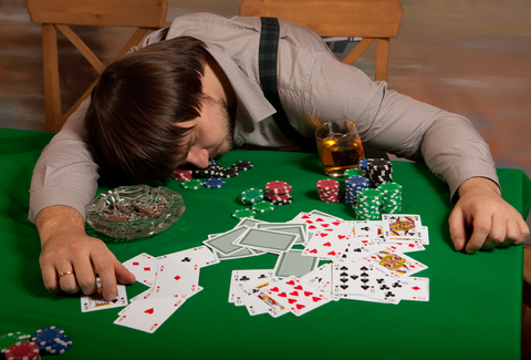 игра в покер, покер, обучение, советы для начинающих, тильт, тактика, стратегия, выигрыш, победа, анализ игры, побеждать, турнирный покер