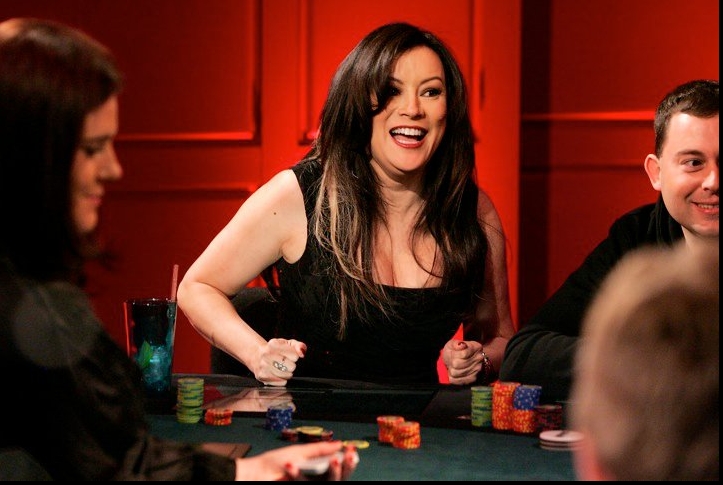 Дженнифер Тилли, Jennifer Tilly, Ladies-Only, Поразительный факт: Тилли Дженнифер родилась 16 сентября аж в 1958 году! Сейчас ей 54 года! Неожиданно, правда? Но еще более поражает ее внешность и достижения. В 2004 году она снималась в фильме «Потомство Чаки» и выступила в качестве секс-символа Голливуда! Техасский Холдем, WPT,  The Unabombshell, WSOP , женщины в покере, турниры по покеру, PokerStars, мастера покера, профессионалы, игра в покер, биографии Интересный факт: Тилли, во время работы над «Гриффинами» была замужем за Сэмом Саймоном, а это некто иной, как создатель еще одного мегапопулярного мультсериала «Симпсоны». Оттого Дженнифер очень близки это мультсериалы и в них она, можно сказать, вложила в их создание частичку своей души.  