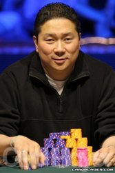 Бернард Ли, ESPN , Bernard Lee, Main Event,  WSOP , турниры по покеру, PokerStars, мастера покера, профессионалы, игра в покер, биографии Бернард Ли родился в Нью-Йорке 16 мая в 1970 году. И, как и обычно, родители даже и думать не могли о том, что их сын будет мастером игры в покер. Он прекрасно обучался в школе, где его заметили и приняли в Гарвардский университет.