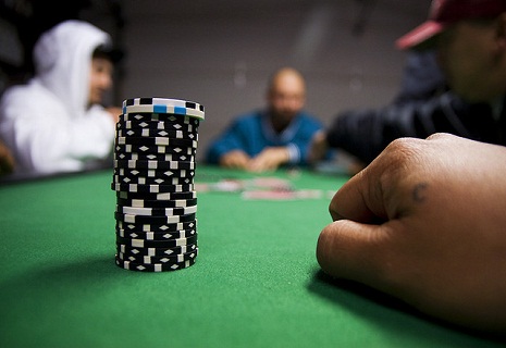 карманные пары, покер,  Как использовать 3-бет, имея средние пары префол, стратегия, карточные игры, игра, обучение, игра в покер, обучение, советы для начинающих, карманные тузы, выигрыш, победа, торги, средние пары, руки в покере, флоп, начальная позиция