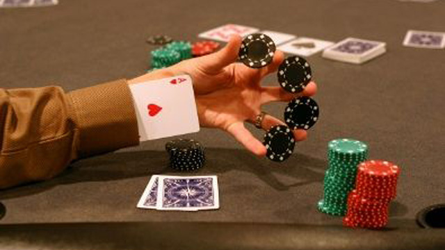  Основные сигналы, которые оповещаю про то, что шулерский сговор вступил в силу карманные пары,   Использование позиции дилера для мошенничества. Мошенник пользуется дополнительными картами, которые сам себе дает.Где читеры встречаются чаще всего и каким образом они работают покер, Техасский Холдем, ошибки, стратегия, карточные игры, игра, обучение, игра в покер, советы для начинающих, обман, читерство, кеш-игры 