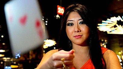 Мария Хо, Maria Ho, WSOP, Ultimate Bet,Девушка родом из Тайбэя, Тайвань. Родилась в 1983 году 6 марта, сделав родителям самый лучший подарок на международный женский день! Когда она была маленькая (в четыре годика), они переехала с родителями в СШАтурниры по покеру, PokerStars, мастера покера, профессионалы, игра в покер, биографии 